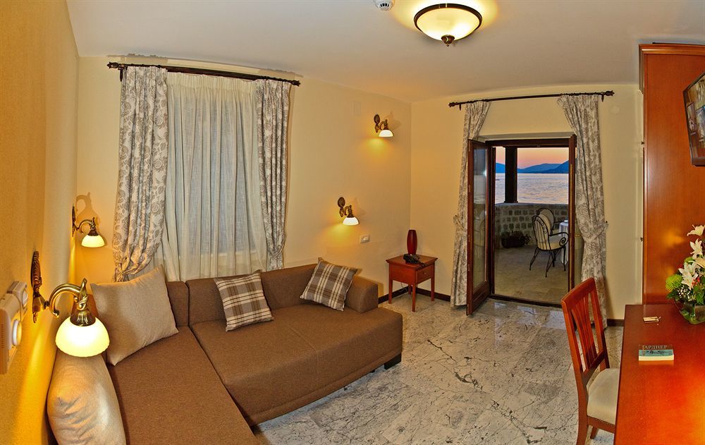 Hotel Carrubba Donja Lastva Exterior photo